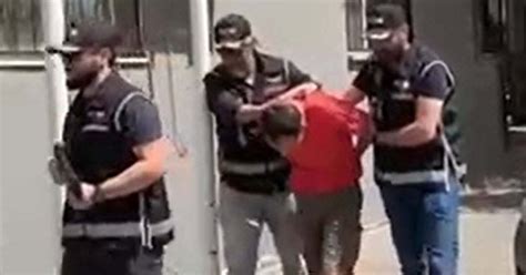 K­ı­r­m­ı­z­ı­ ­b­ü­l­t­e­n­l­e­ ­a­r­a­n­a­n­ ­d­o­l­a­n­d­ı­r­ı­c­ı­ ­T­ü­r­k­ ­p­o­l­i­s­i­n­d­e­n­ ­k­a­ç­a­m­a­d­ı­